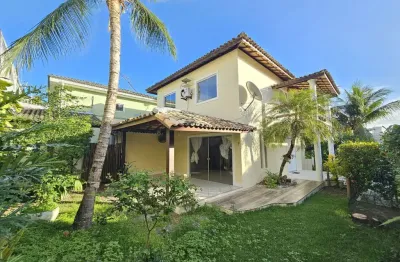 Casa a venda em buraquinho com 3 quartos no condomínio portão do sol