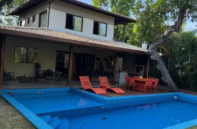 Casa a venda em praia do forte com 4 suítes reformada no alto da constância