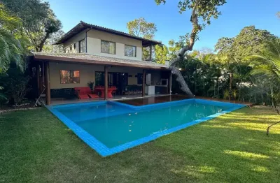 Casa a venda em praia do forte com 4 suítes reformada no alto da constância