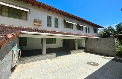 Casa à venda em Serra-ES: 6 quartos, 3 suítes, 2 salas, 5 banheiros, 4 vagas de garagem, 400m² de área no Parque Santa Fé.
