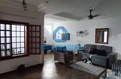 Linda casa de esquina com decoração rustica e area gourmet com churrasqueira ,