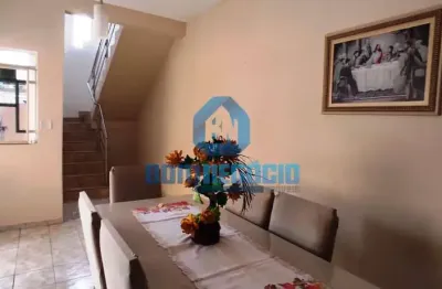 Linda casa de dois pavimentos perto de campo de futebol e de fabrica de alimento