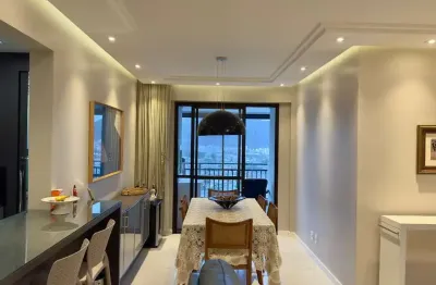 Apartamento com três quartos e três garagens em condomínio club no itacorubi.