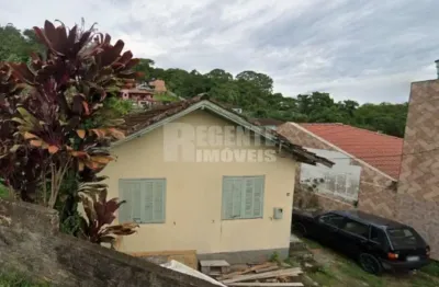 Terreno com duas casas no bairro córrego grande - florianópolis