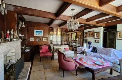 Amplo apartamento à venda com 4 dormitórios no bairro Centro em Florianópolis.