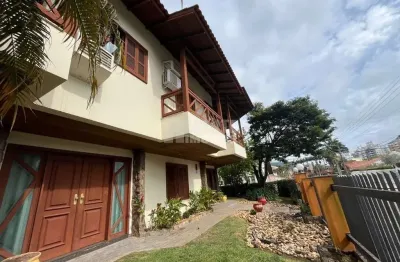 Casa de esquina, com 5 suítes, mobiliada à venda no Parque São Jorge, Itacorubi, Florianópolis/SC.