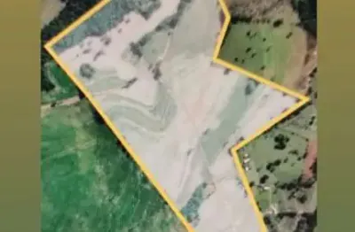 Aqui sitio com 14.8 alqueires.. 8 km do asfalto, 23  km de itapetininga, ótima topografia terra mista boa , partes vermelha ... não tem benfeitorias,  preço 3.2 milhão
