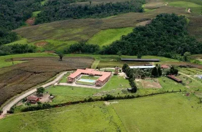 Fazenda 50 alqueires,  formada em lavoura e pasto, - 31 alqueires em plantio, - topografia ondulada e declive para água, terra mista de cultura,