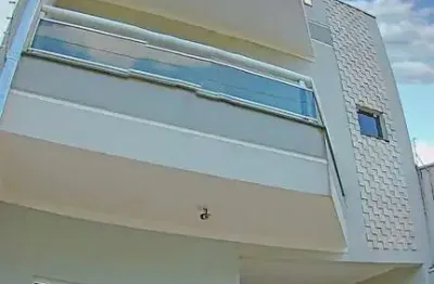 Casa triplex 145m2 3 dorms 1 suíte, sala de jantar ?	cozinha planejada  ?	área de serviço ?	wc social ?	vaga de garagem para 2 carros ?	churrasqueira