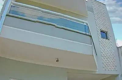 Casa duplex 149m2 3 dorms 1 suíte, banheiro social na parte de cima e baixo uma sala copa e cozinha conjugada e planejada com ilha mais um banheiro ár