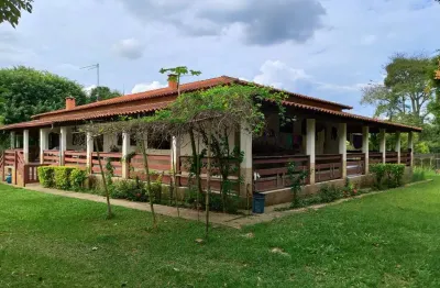 Chácara 9,8 alqueires formada em pasto   rica em água, com grande lago, nascentes e ribeirão  boa topografia benfeitorias: ótima casa sede toda varand