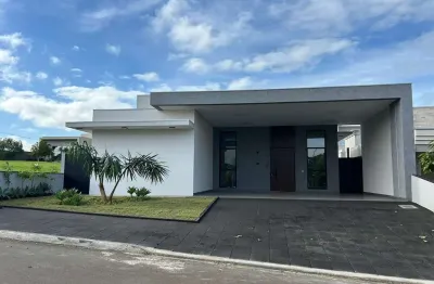 Casa térrea 253m2 3 suítes, terreno 465m2 tem água quente e fria na casa toda piscina somente água fria, mais o encanamento tudo pronto se caso o clie