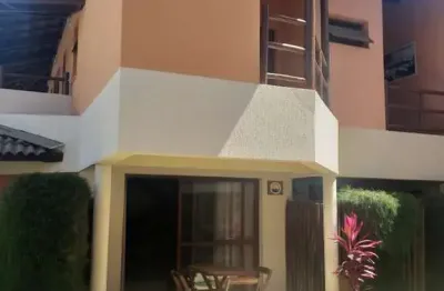 Casa duplex, c/ 127,56 m2 de área escriturada e 138,12 m2 de area construida, com a inclusão do mezanino, e 5 varandas;  - 2 amplas suites, sendo: a de casal, com armário  embutido, climatizada, c/ ca