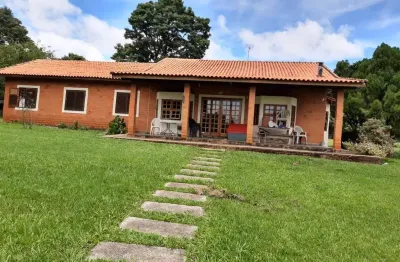 Sitio 31 alqueires  formada em pasto  atualmente na pecuária   topografia levemente ondulada   terra mista   benfeitorias: boa casa sede, casa de case