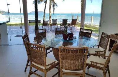 Casa duplex 324,66m2 pé na areia 4 suítes 1 master ampla frente pra o mar sacada e ar cond, aquecimento solar, porcelanato, pias travertino, 8 vagas