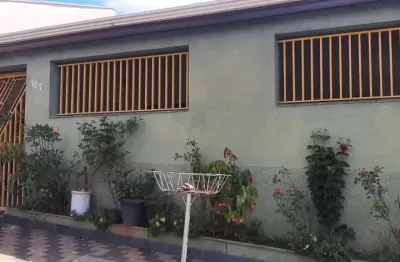 Casa térrea 110m2 3 dorms, sala, copa, cozinha, banheiro, 3 vagas cobertas, quintal grande, churrasqueira, 200m2 terreno