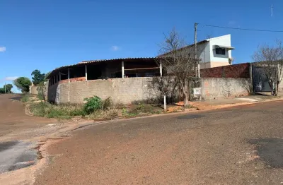 Casa térrea 180m2, 2 dormitórios, cozinha com sala integrada e banheiro. em um terreno que mede 360m², sobrando metade totalmente livre. localizado
