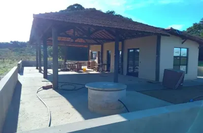 Sitio 22 alqueires  2 partes de 11 alqueires   formado em lavoura e pasto  topografia plana a semi plana  terra mista  rica em água, margeia o rio sar