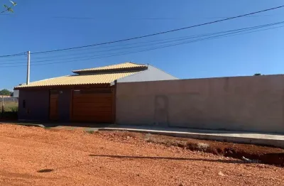 Casa térrea 220m2 2 dorms, cozinha americana;  ?? banheiro;  ?? garagem coberta e quintal avarandado com área gourmet, câmeras de segurança; cerca de