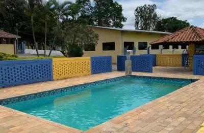 Chácara 60m2 casa principal com dois dormitórios,, sala de estar, cozinha grande e banheiro. todos os cômodos possuem ventilador de teto. casa com var
