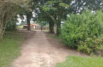 Sitio 20 alqueires 1 km do asfalto, casa sede, casas de caseiro, água da sabesp, açude grande e açude pequeno com nascentes próprias, rio nos fundos,