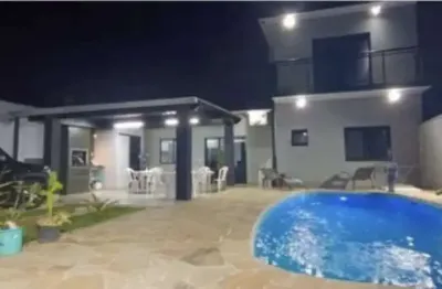 Casa duplex 130m2 3 dorms 2 suítes, sala ampla, cozinha americana, 2 vagas cobertas 4 descobertas, churrasqueira, piscina, quintal, portal eletrônico.