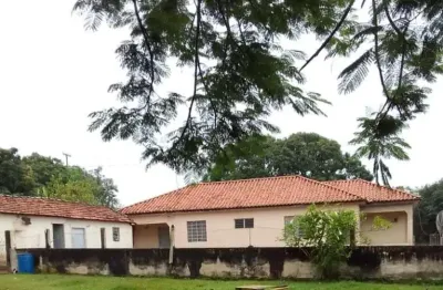Fazenda 49 alqueires, em plantio: 40 alqueires solo: terra mista topografia: semi plana a levemente ondulada  hidrografia: ribeirão   benfeitorias: