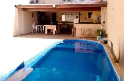 Sobrado 140m2 3 dorms 1 suíte, sala, sala jantar, cozinha planejada, banheiro, área gourmet c/churrasqueira, piscina, terreno 240m2