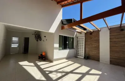 Casa térrea 214m2 03 dormitórios sendo 01 uma suíte com ar-condicionado, sala e cozinha, área goumert com churrasqueira e psicina, escritório amplo e