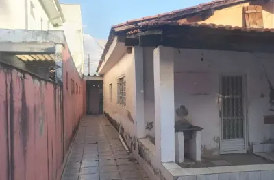 Casa térrea 209m2 3 dorms, sala, cozinha, banheiros, quintal, 2 vagas de garagem, 300m2 de terreno