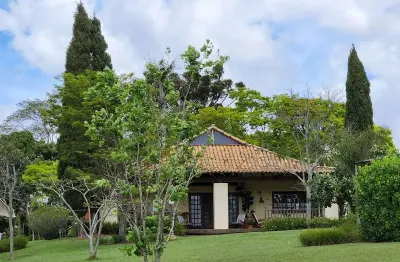 Sitio 4,2 alqueires, casa sede 270m2 3 suítes, varanda, mezanino, ar cond, sala lareira, living 3 ambientes, lavabo, cozinha, área de serviço, mobilia