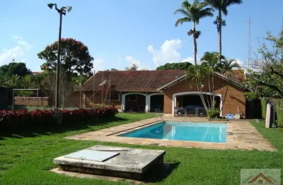 Uma lindíssima chácara com 3 dormitórios, sendo 1 suíte,despensa,lavabo, banheiro social, churrasqueira, quadra poliesportiva, piscina.