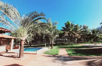 Chácara 3700m2, área construída 818m2, casa sede 3 dorms 2 quartos grandes c/ar cond, sala grande tv e jantar, cozinha ampla e arejada, 6 vagas cober