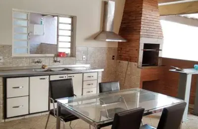 Casa 200m2 3 dorms,sala estar,banheiro,cozinha grande,churrasqueira,canil,4 vagas,piscina,jardim