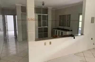 Casa sobrado 250m2, 2 dormitórios, cozinha americana planejada, 2 banheiros, 2 vagas cobertas, 500m2 de terreno, ótima localização