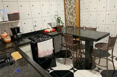 Casa 85m2, 2 dormitórios, cozinha planejada, área gourmet com churrasqueira, 1 banheiro, ótima localização, 2 vagas