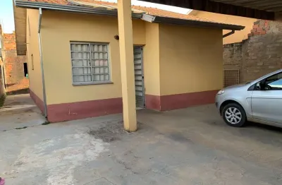 Casa 90m2, 3 dormitórios, 1 banheiro, cozinha, 2 vagas cobertas, casa nos fundos com 1 dormitório, sala e banheiro, ótima localização