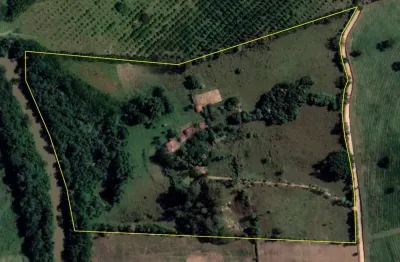 Sítio 13 hectares, rico em água com rio, lago e nascentes, ótima propriedade para condomínio, terra muito boa, casas sede e caseiro, ótima localização