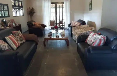 Chácara 2 alqueires, casa sede 250m2 com 5 dormitórios, despensa, 3 banheiros, 3 casas caseiro, 2 estufas, ótima localização