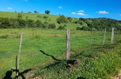 Sítio 30 alqueires, rico em água com açude e ribeirão, solo misto, topografia plana e semi ondulada, 2 casas caseiro, 1 casa nova, barracão, curral