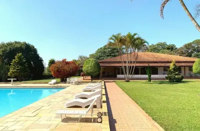 Sítio 23 alqueires, 13 alqueires em área para plantio, terra vermelha, topografia boa, casa sede com 7 suítes, área gourmet, casa caseiro, 3 lagos