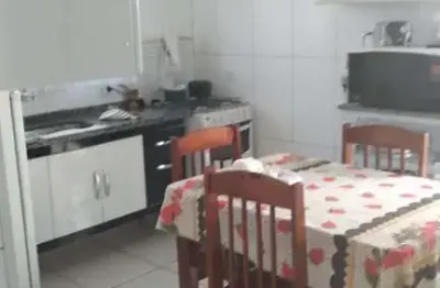 Casa 200m2, 3 dormitórios, cozinha americana com moveis planejados, quintal, 300m2 de terreno, ótima localização