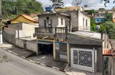 Casa sobrado 400m2, 6 dormitórios, 1 suíte, cozinha americana, 2 vagas de garagem cobertas, varanda, quintal, ótima localização,terreno 480m2