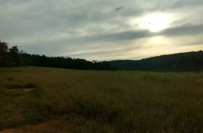 Sítio 11,75 alqueires, 6 alqueires limpos e 5,75 alqueires em mata nativa, casa e barracão, terra boa para cultivo ou pasto, 2 rios