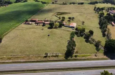 Sítio 12,7 alqueires, topografia plana, solo argiloso, casa sede e casa de caseiro, barracão, mangueira com balança, baia, 2 ribeirões, nascente