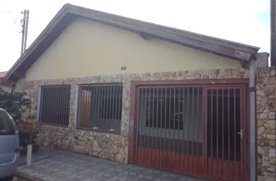 Casa 212m2, 3 dormitórios, 2 vagas de garagem, edícula, 250m2 de terreno, churrasqueira, ótima localização, moveis planejados