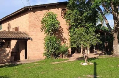 Chácara 15.000m2, casa sede com 4 dormitórios, 2 suítes, área gourmet com churrasqueira, casa de caseiro, lago, 2 piscinas, campo de futebol, quadra