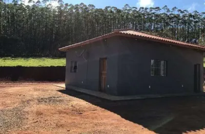 Sítio  92.000 m2 (3,8 alqueires) proporciona um amplo espaço para explorar e desfrutar de todo o encanto da vida no campo.  riquíssimo em água, 2 nasc