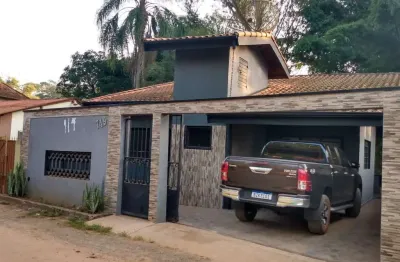 Chácara 300m2, casa 80m2, 1 dormitório, 1 banheiro, 1 vaga de garagem, ótima localização, rica em água com rio no fundo, churrasqueira e fogão a lenha