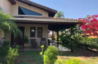 Casa térrea 350m2, 3 dormitórios, 1 suíte master com banheira, 3 vagas, área gourmet, escritório, despensa, sem piscina.